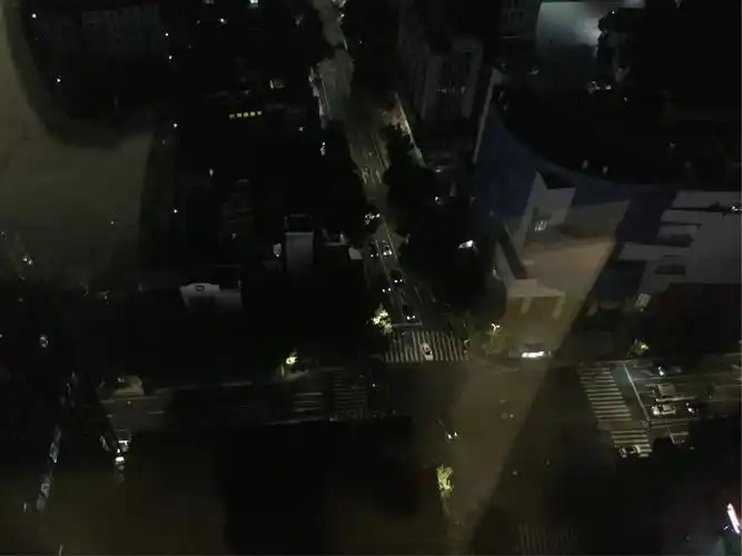 到了酒店,29层,从高处往下看,汽车也成了小蚂蚁!