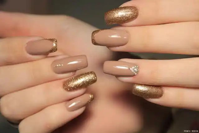 美甲选择什么样式?找到合适的指甲形状,指尖的点缀,让你更精致