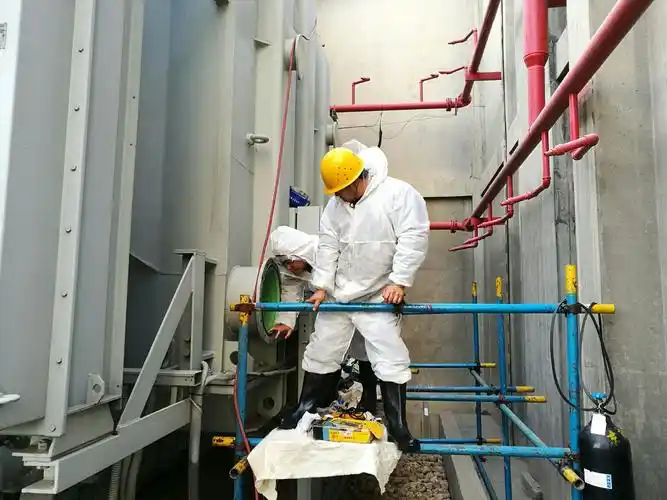 内检人员穿上专业装备,为变压器体检.