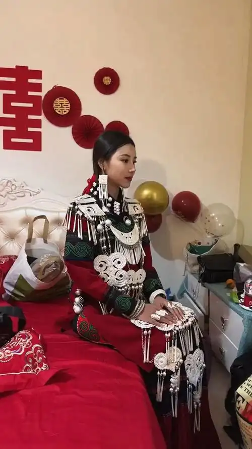 彝族姑娘穿传统服饰结婚颜值与气质明艳动人网友新郎好福气