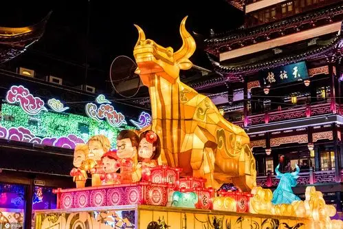 喜庆牛花灯迎接春节 彩灯璀璨年味浓!