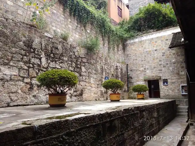 中共镇远支部旧址就在周公馆内,即周达文故居.