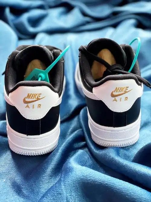 99名称:nike air force107 essential女款黑白迷你钩