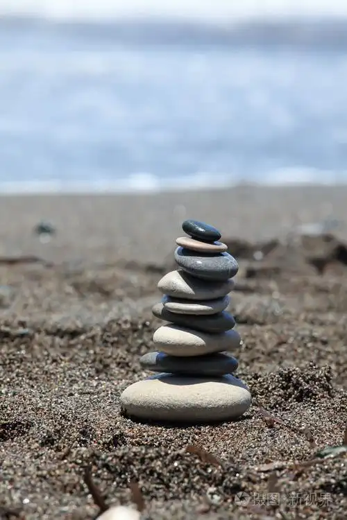 平衡的石头在海洋背景下.