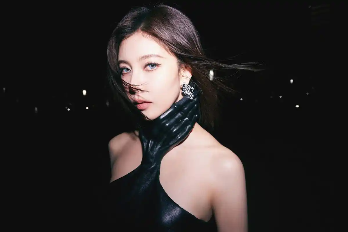 宋妍霏# 性感猫眼妆搭配黑色长皮裙,酷飒不羁,尽显冷艳气质.