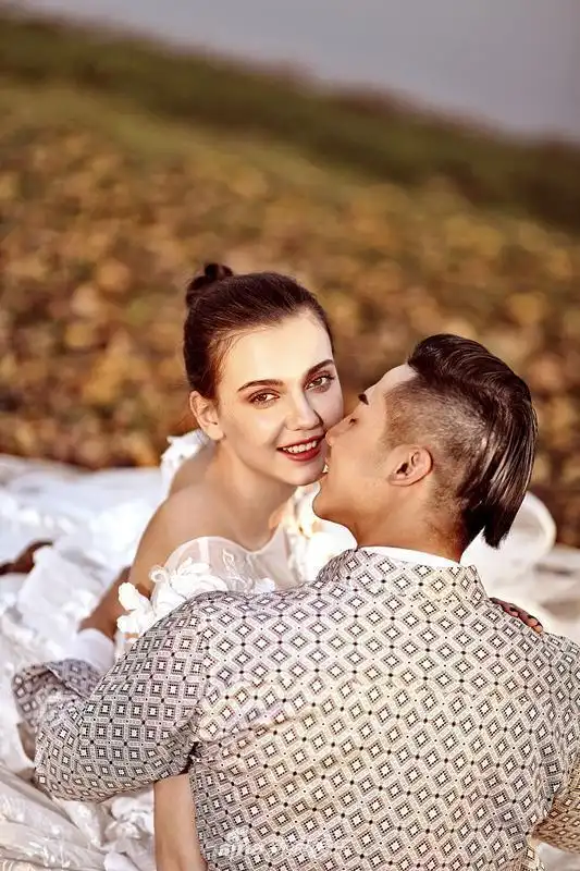 重庆小伙与洋媳妇婚照似大片