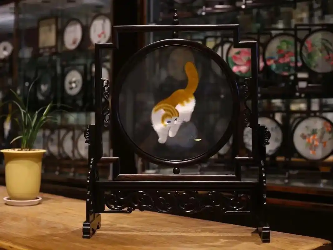 苏绣可爱的双面异色螳螂猫,手艺人的可可爱爱 #刺绣 #双面绣 - 抖音