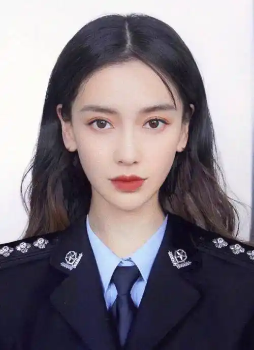 4人的证件照中,lisa笑的非常可爱,有点傻傻的感觉,rose倒显得高冷,是