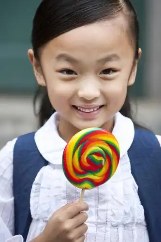 快乐的小女孩和棒棒糖