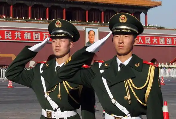 20分钟军礼 武警哨兵迎送两会代表委员