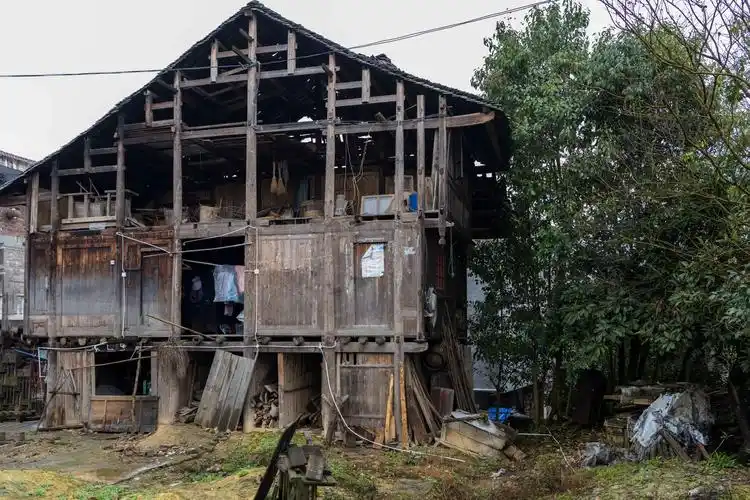 这是平珍村的一栋老木房,好象已无人居住