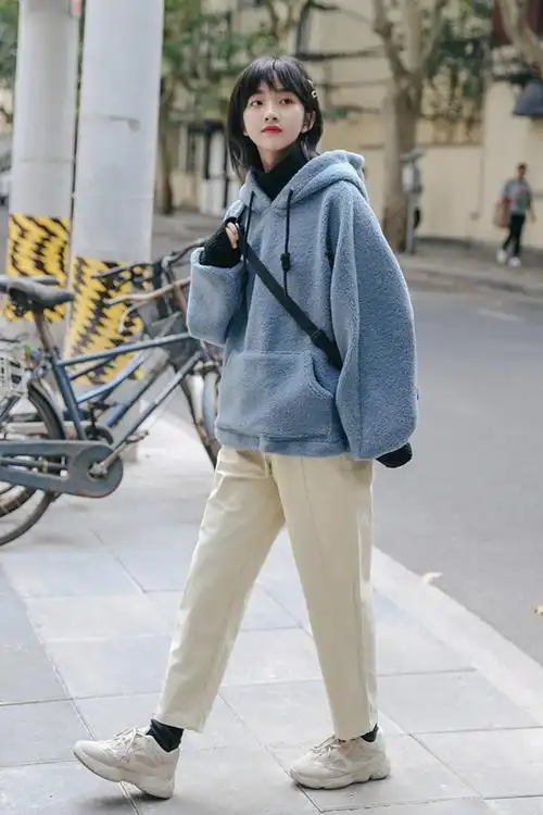 蓝色卫衣女抽绳