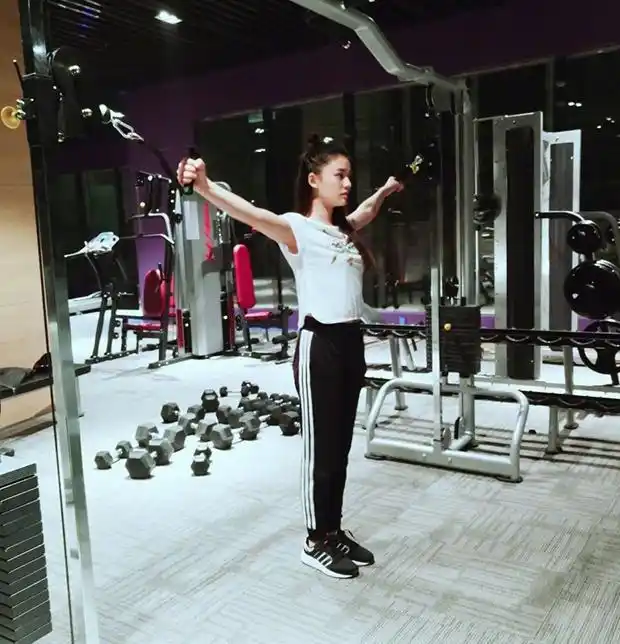 林允特意给健身房选择了这种比较昏暗的灯光