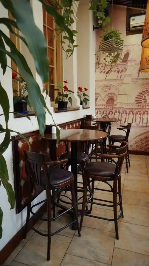 咖啡厅内部很大有好几个分区,但好像没有非吸烟区,所以整体里面的空气