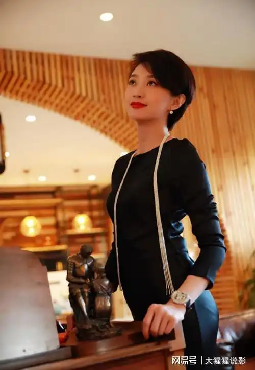 许亚军的妻子张澍好有女人味短发黑裙配红唇显独有的时尚魅力