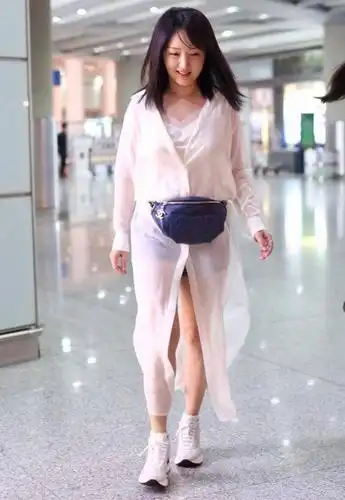 48岁杨钰莹挺大胆,透视衬衫开叉露出"安全裤",肉感十足