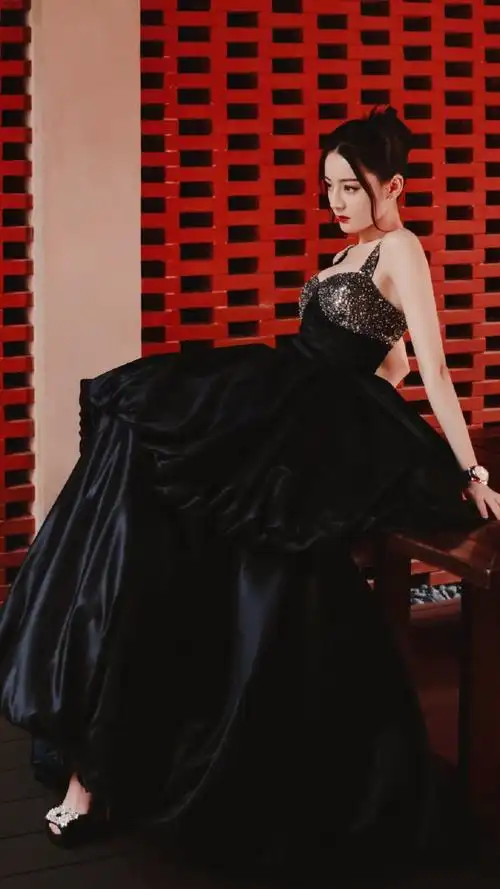 迪丽热巴黑色镶钻礼服写真##迪丽热巴把刘海梳上去了