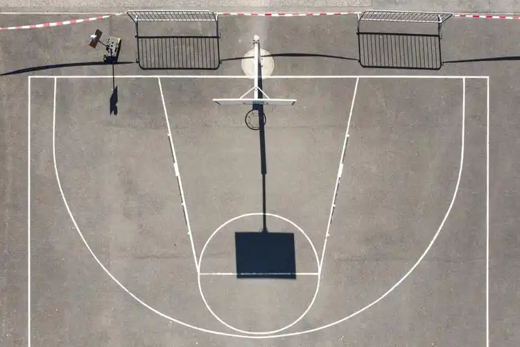 这是4月15日在瑞士伊韦尔东拍摄的一座无人的篮球场(无人机航拍).