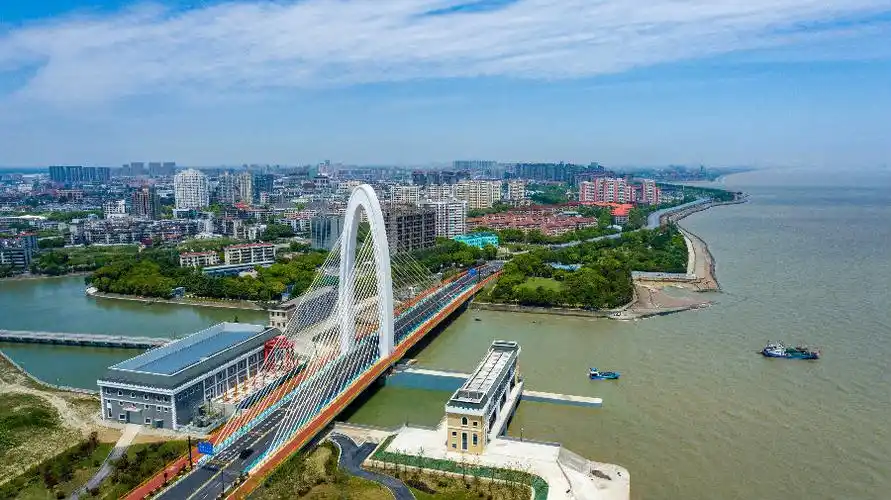 图为浙江省海盐县滨海大道 (吾凯杰 摄)