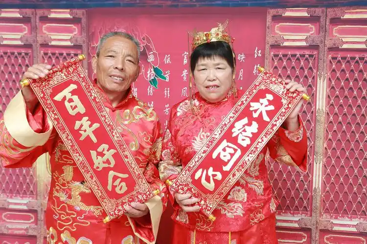 不忘初心,为爱圆梦||仰化社区为老年人补拍婚纱照