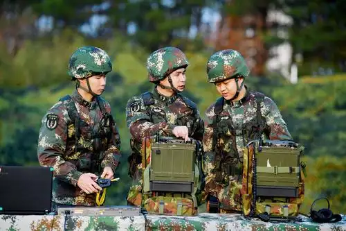 阳光里奋进的中国士兵火箭军某团班长俞细文学习践行党的创新理论记事