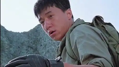 经典港片,看成龙大哥是如何用一瓶啤酒搞定野人的