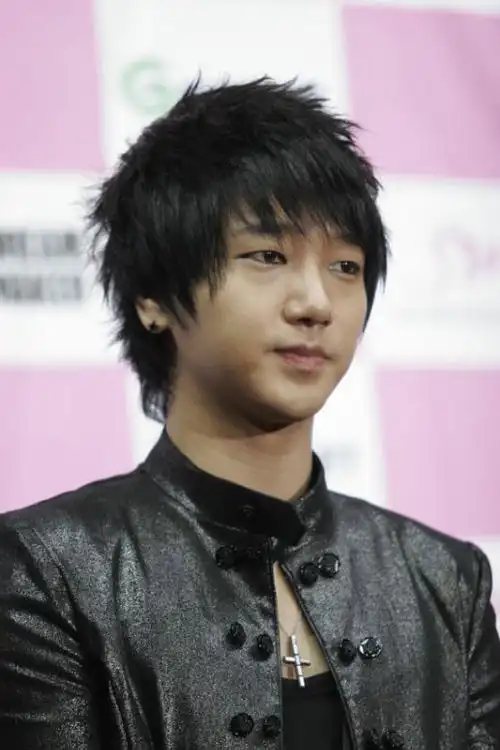 求一张sj里边的艺声最帅头像