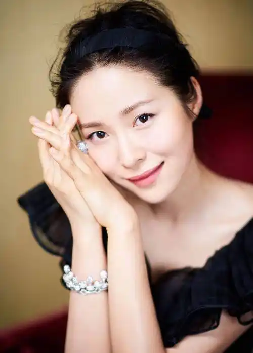 央视主持人胡蝶已经是两个孩子的妈了依旧漂亮少女气息十足