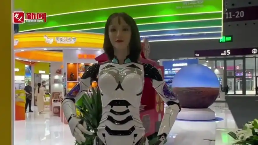 深圳文博会:黑龙江日报机器人北极雪出道!好奇网友:皮肤真好!