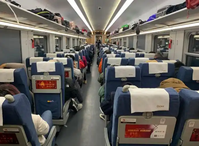 图为中国高铁同时,中国高铁列车不仅外观设计出色,内部装潢也非常现代