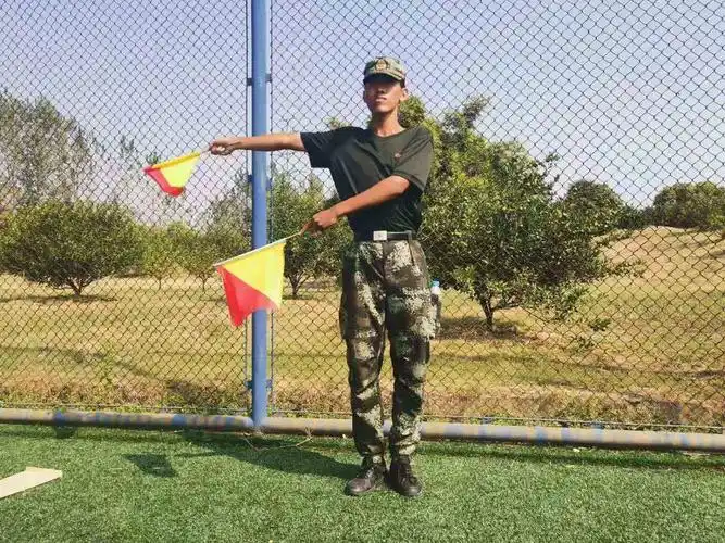 这是海军旗语的动作之一,左右手的彩旗都指向右边,右手笔直,左手稍倾