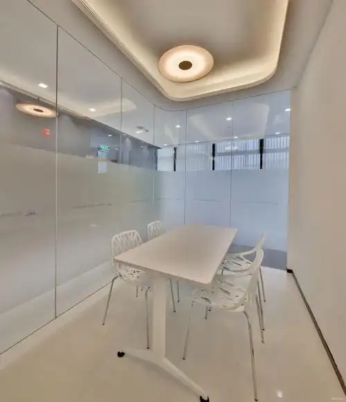 洽谈室:充满光亮,白色清透的洽谈环境.