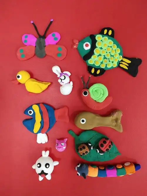 额吉淖尔幼儿园蒙文班美工室活动橡皮泥作品《我喜欢的宠物》