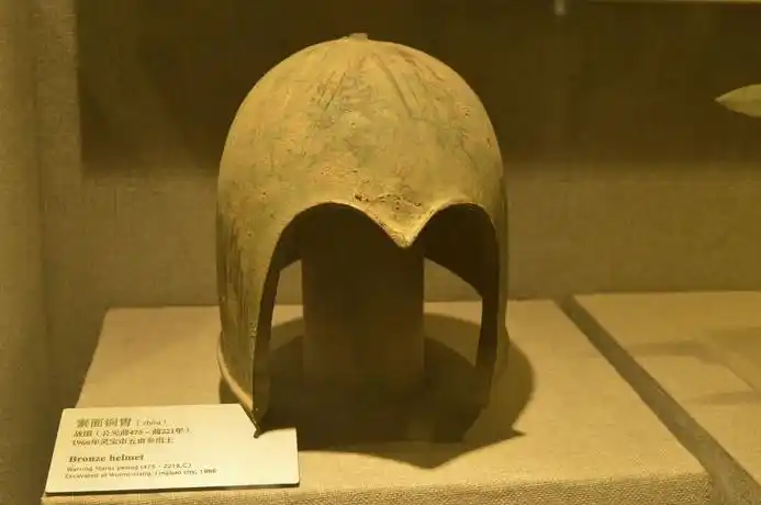 原创差点被当废铜回炉这顶露后脑勺的商代铜胄藏着中国头盔历史