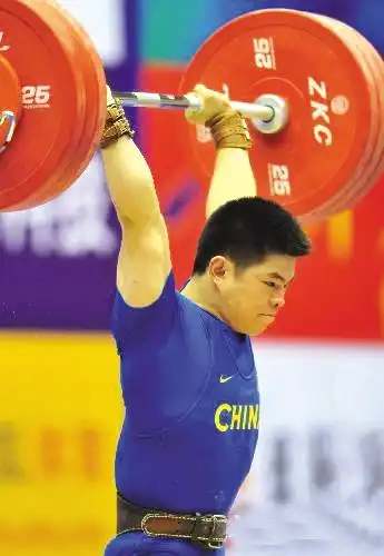 愣头小子林清峰力挽狂澜 为中国男子举重队揽得首金