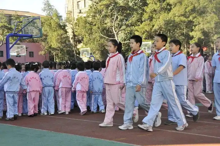 北京中关村三小举行升旗仪式进行爱国主义教育