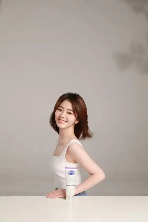 谭松韵白裙侧拍花絮图##谭松韵白色露背裙