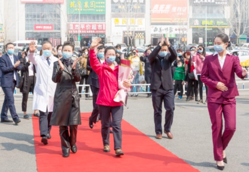 中一集团朱莉莉董事长亲临大会,亲自迎接,亲切关怀,医院班子成员,各