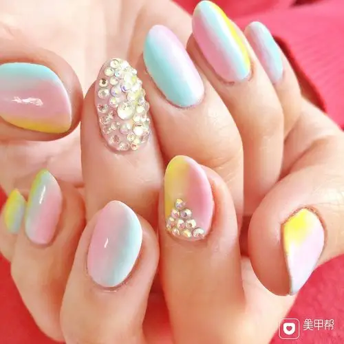 钻圆形渐变彩色美甲图片