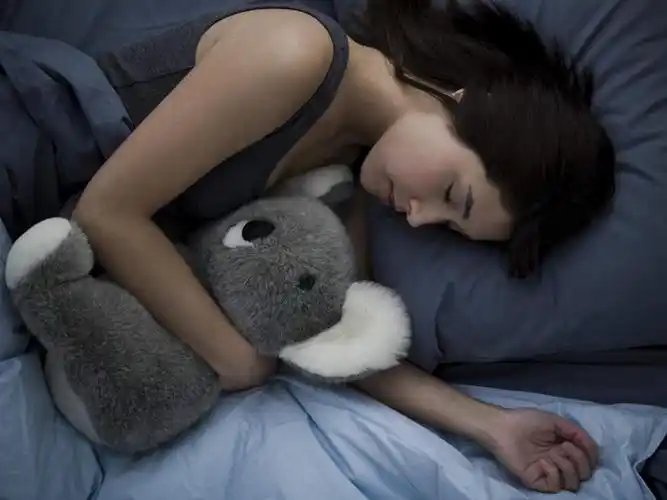 西方人,一个人,躺,闭眼,抱,睡,横图,俯视,室内,白天,游戏,床,靠垫