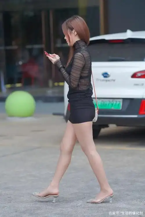 黑色蕾丝透视上衣搭配黑色迷你短裙女神小姐姐街头美拍