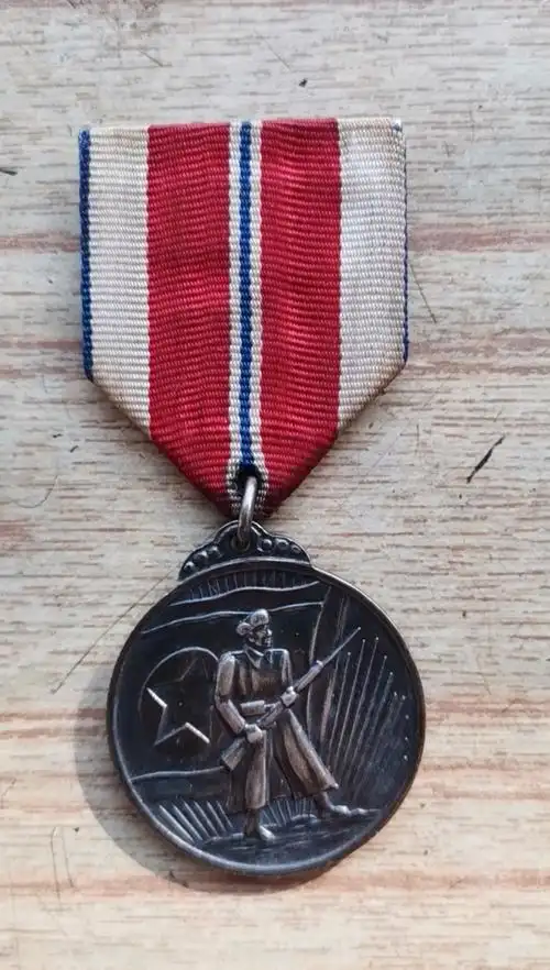 爸爸妈妈都得到了朝鲜政府颁发的抗美援朝三等功奖章.