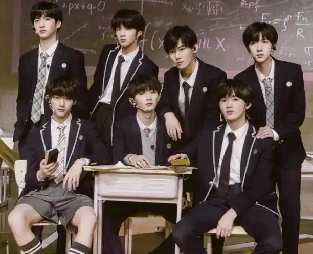 随着tnt成员开始新学期生活,一位粉丝晒出清华大学的学生证,正式进入