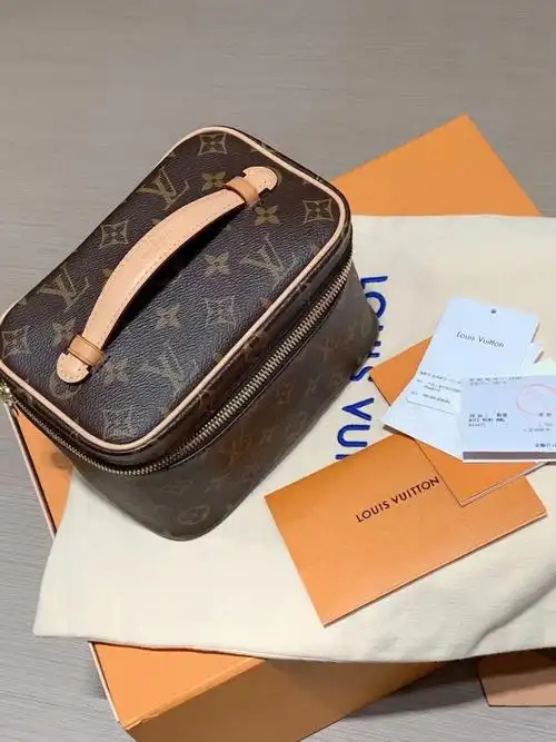 lv /路易威登 nice 迷你化妆包m44495,99新,配件说明20年票