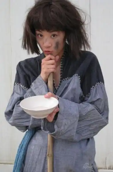 古装喜剧《包三姑外传》 章龄之"乞丐装"