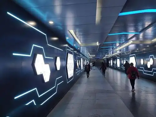 重庆现"高颜值"地下人行通道