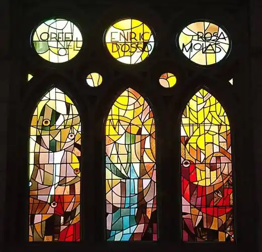 世界上最美的彩色玻璃花窗,每一扇都藏着一段经典历史_教堂_高迪_窗户