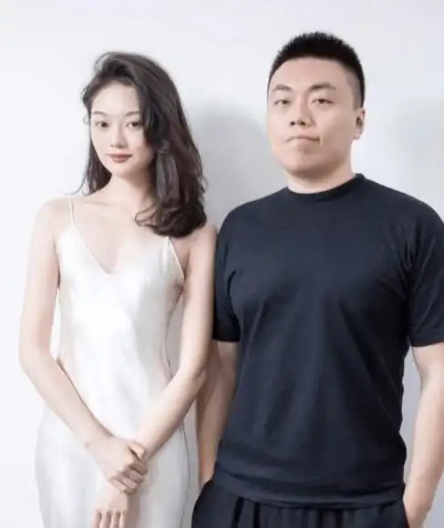 初代网红现京圈贵妇晚晚多次炫富翻车经营艺术馆造成一人死亡