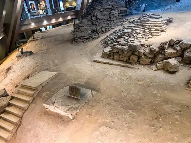 雷峰塔的门票是40元,检票入园后,有电梯可以直达雷峰塔二层,这里如今