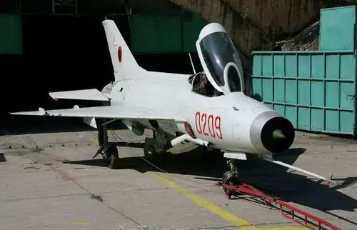 洞库中的阿尔巴尼亚歼-6战机